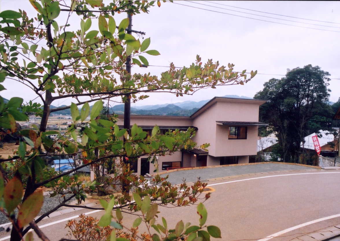 13-傾斜地　木の香と風景の窓の家